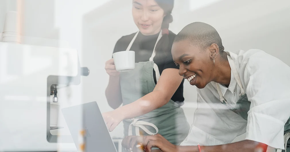 Två kvinnor vid dator