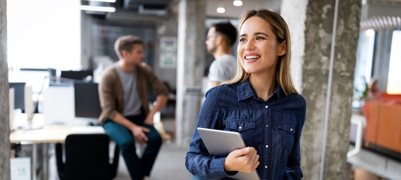 Laptopkvinna blå skjorta