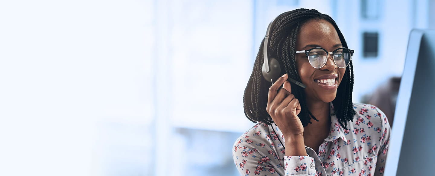 Systemförvaltare pratar i headset