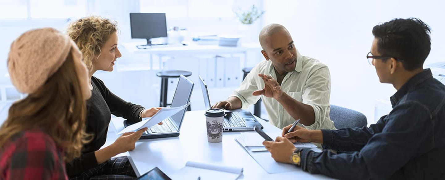 Ett team av Fullstackutvecklare diskuterar