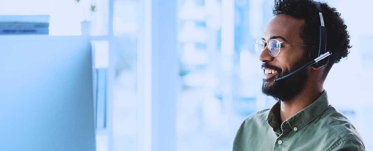 Glad kille söker IT-jobb framför datorn