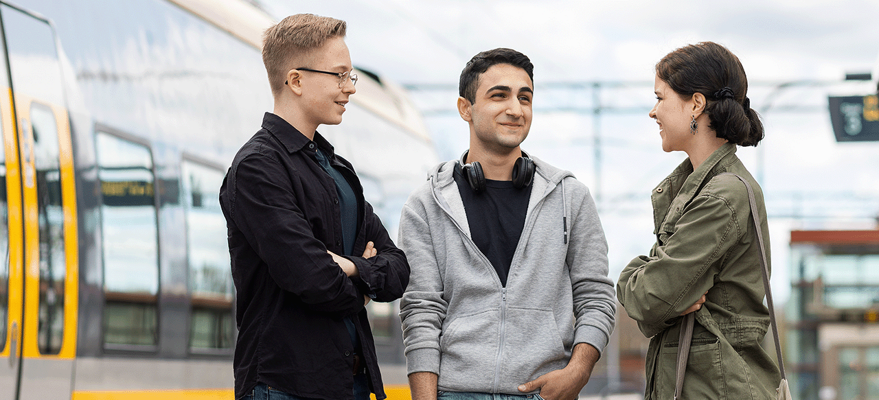 Kvinnlig systemutvecklare har kul med kollegor