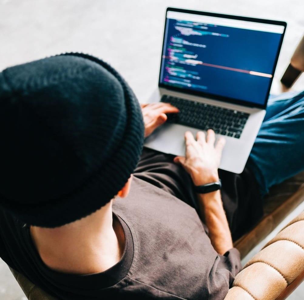 Svart mössa i fåtölj