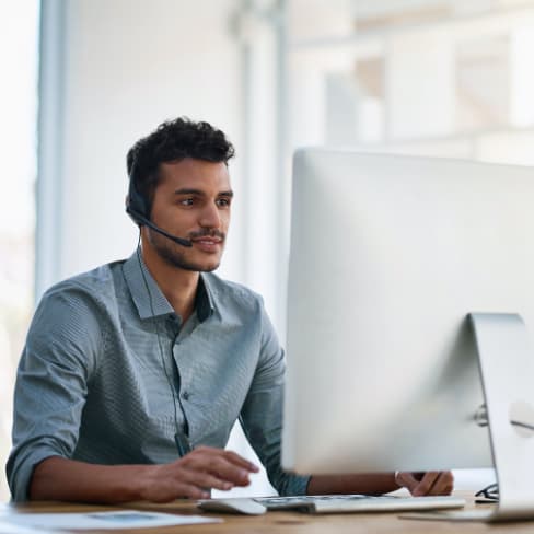 IT-supporttekniker framför skärmen