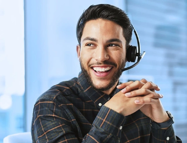 Glad IT-support-kille med headset