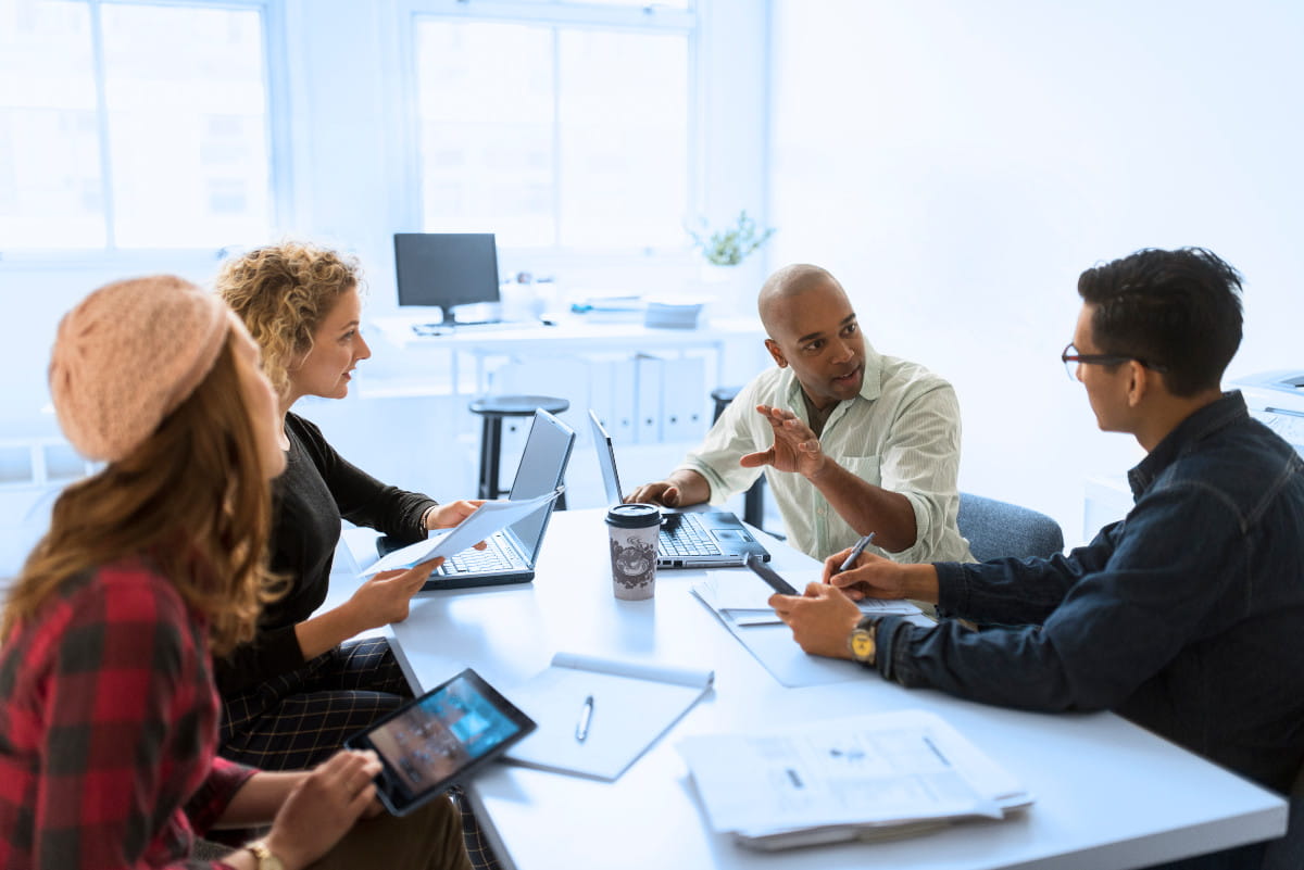 En grupp studenter diskuterar .NET-utveckling