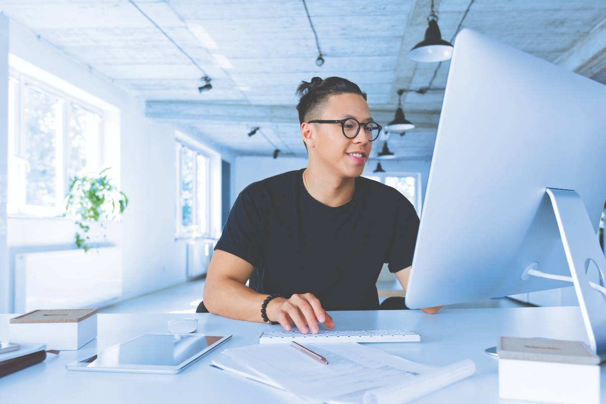 Mjukvaruutvecklare framför skärmen