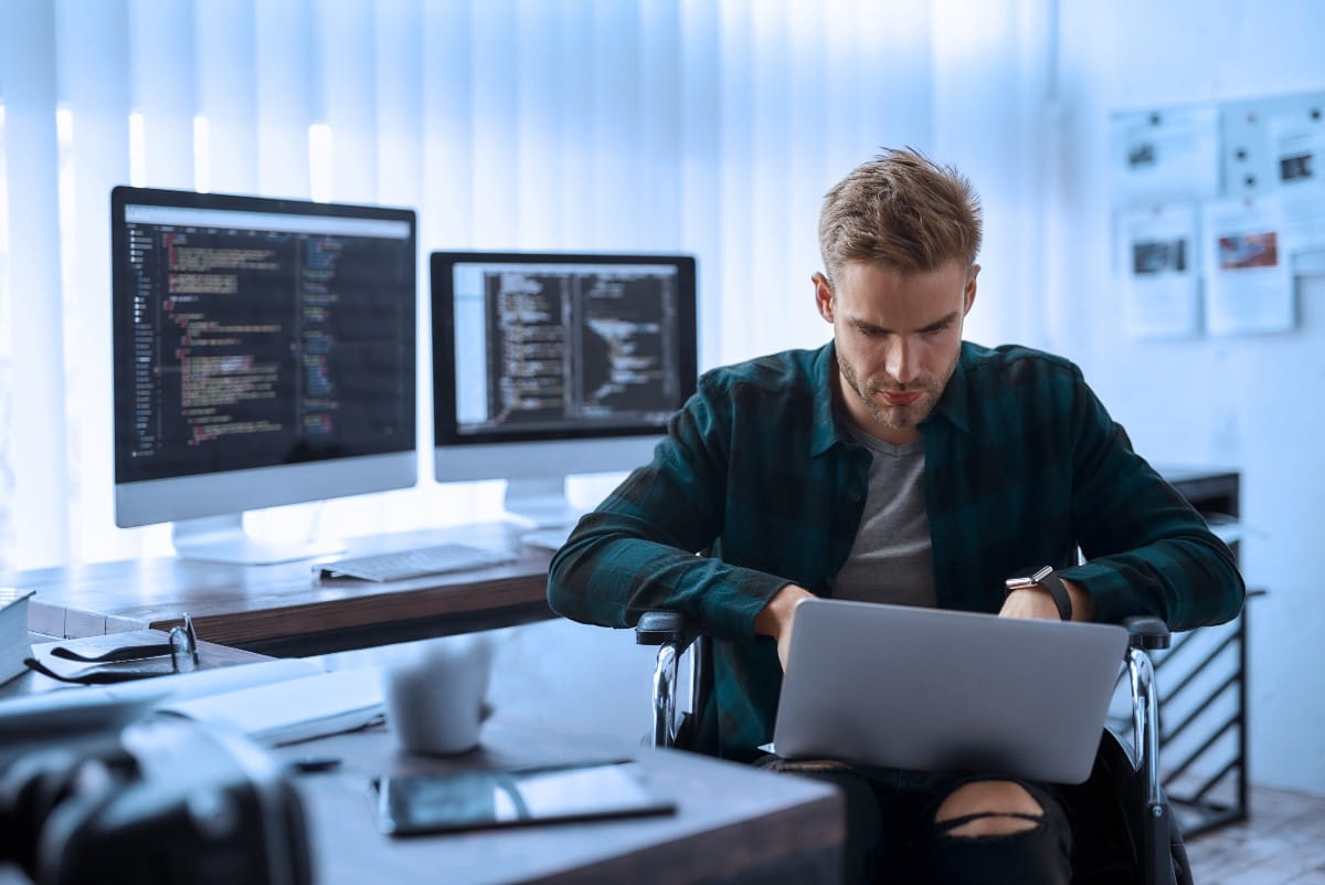 Systemförvaltare som fyller i en jobbansökan.