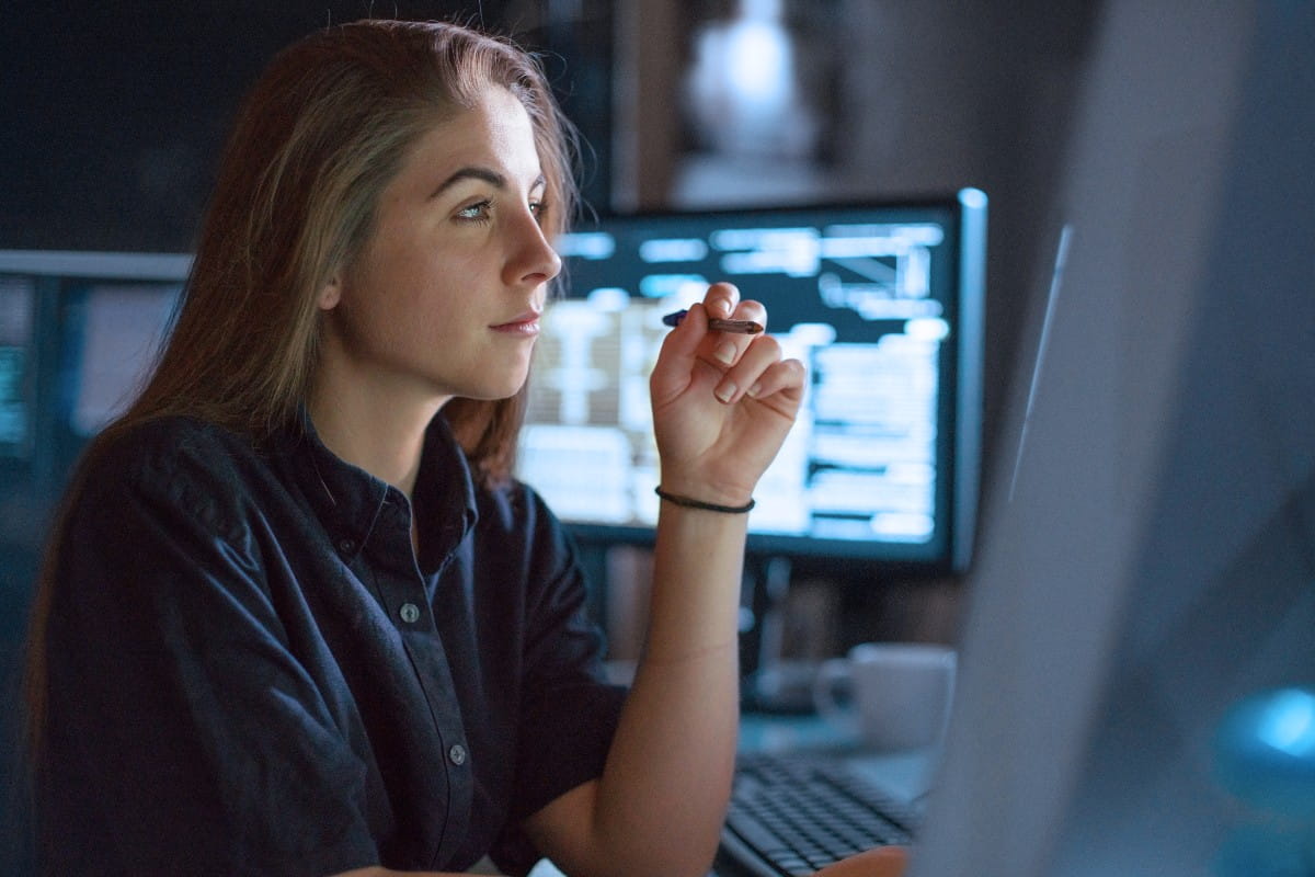 IT-tekniker: Tjej med långt hår framför skärmen